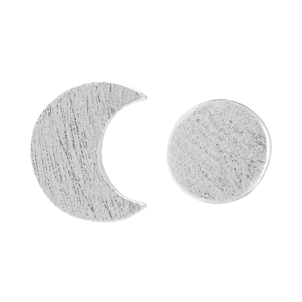 Family to the moon øreringene fra LULU Cph er et par øreringe, hvor den ene hører unægteligt til den anden. Dette sæt består af en halvmåne og måne i sølv