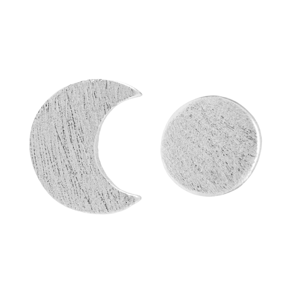 Family to the moon øreringene fra LULU Cph er et par øreringe, hvor den ene hører unægteligt til den anden. Dette sæt består af en halvmåne og måne i sølv