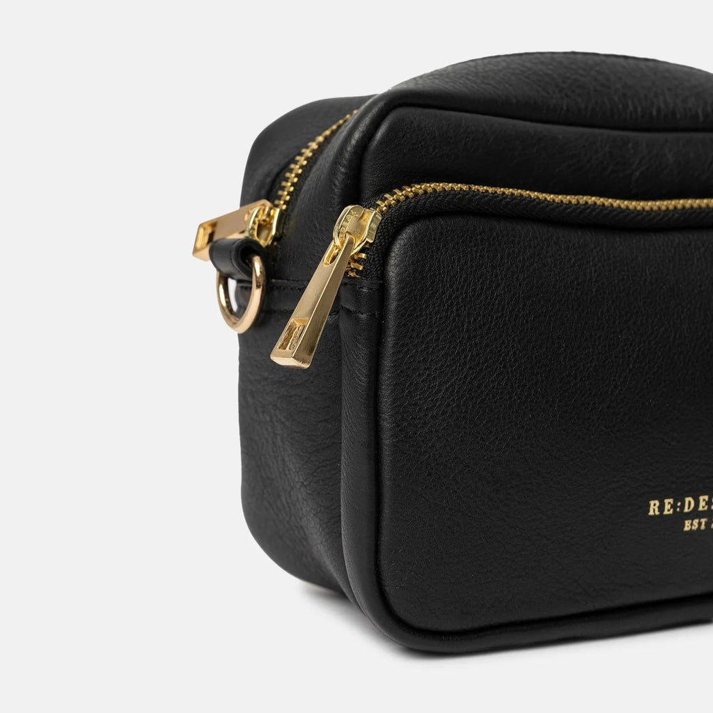 Fifi er en lille smart og kompakt taske. Den lille crossover er lavet i 100% læder, og har et fint guldprægede logo på forsiden af tasken. Alle lynlåse og metaldele på tasken er også i guld, som gør tasken mere 'eksklusiv' i sit look.