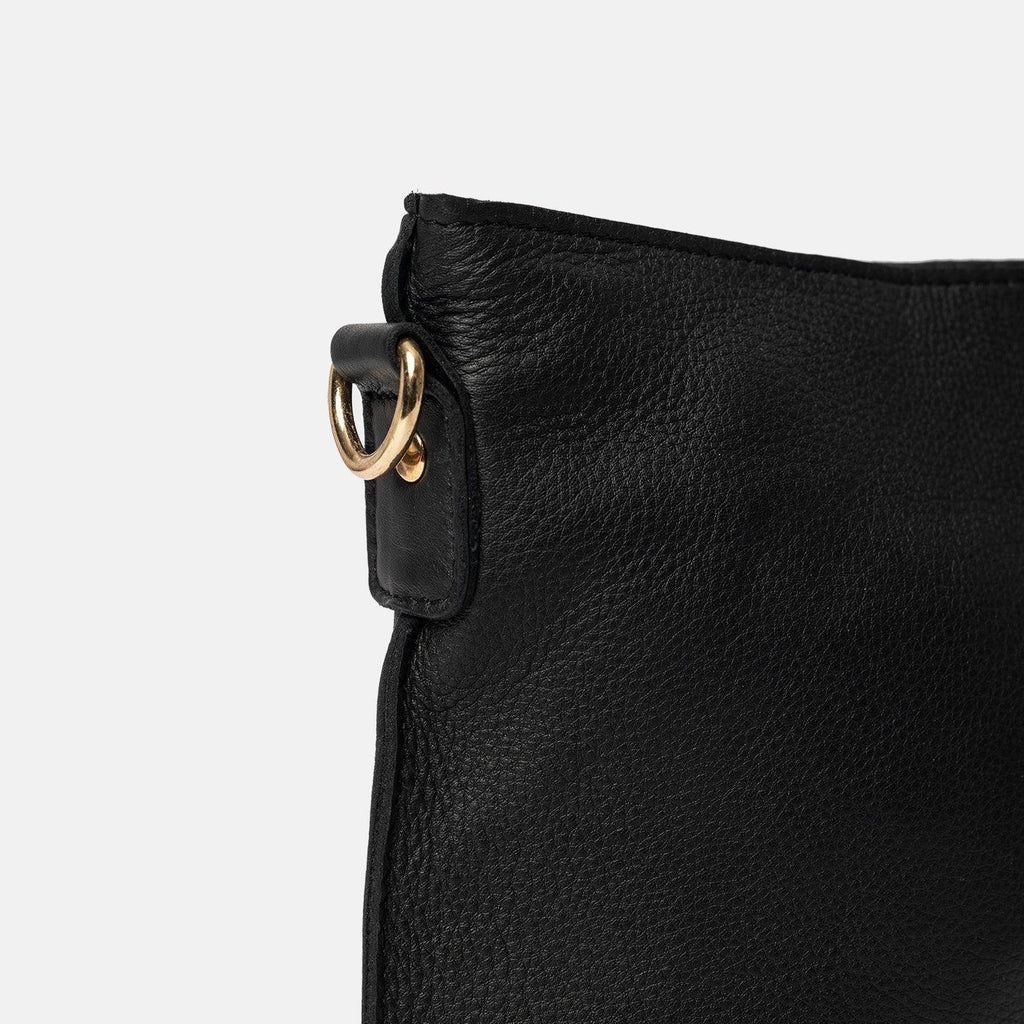 Fillis Small er en lille crossover er lavet af 100% læder. Den har et guldprægede logo på forsiden samt skinnende guldmetal, som giver tasken et eksklusivt look. Tasken har et anderledes design ved at være mere rund i kanterne end vores andre tasker - superfint!