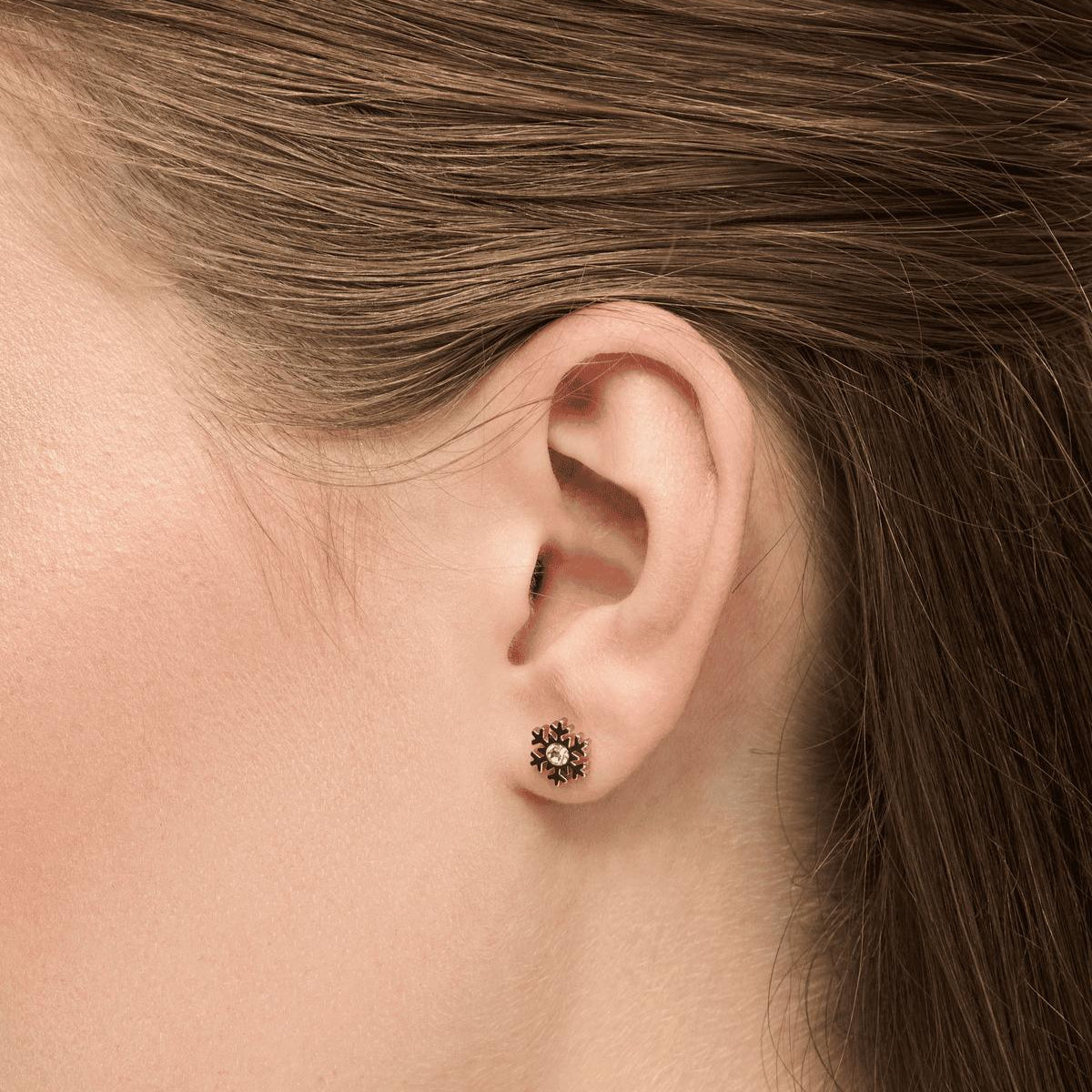 Flake øreringen på øret - en fin lille snefnug