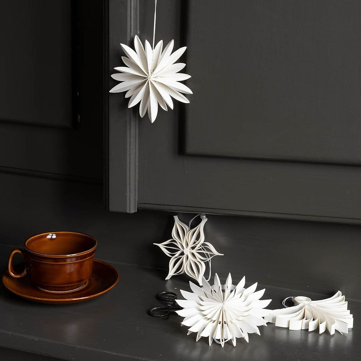 Hvid papirsornament formet som en blomst