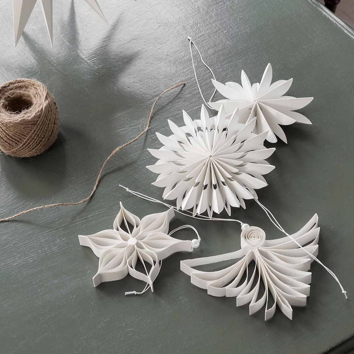 Hvid papirsornament formet som en blomst