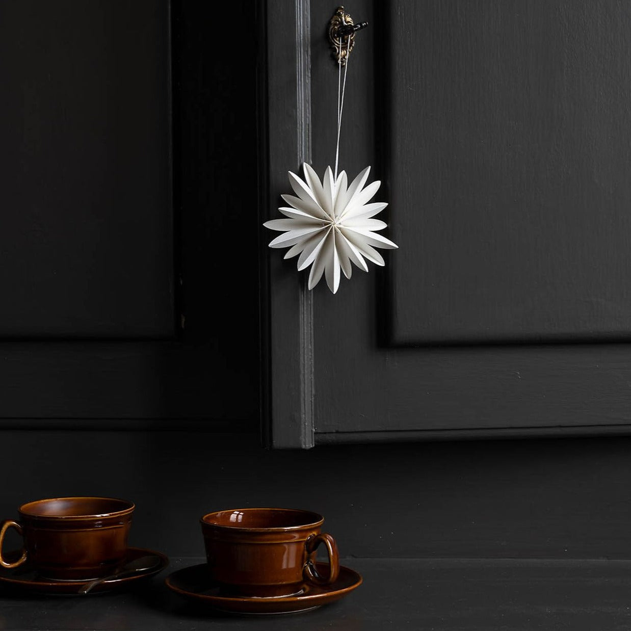 Hvid papirsornament formet som en blomst