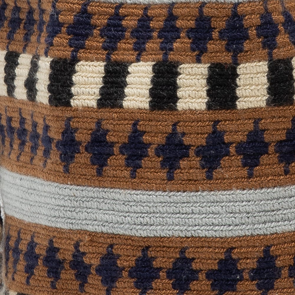 Close up af GUANABANA crossbody taske i brun og blå