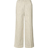 Blå stribede bukser fra Gai+Lisva. Nola bukserne fra Gai+Lisva er en buks lavet i bomuld. Bukserne har en afslappede pasform med sine lige og brede bukseben. Buksen har elastik i taljen samt lommer. 