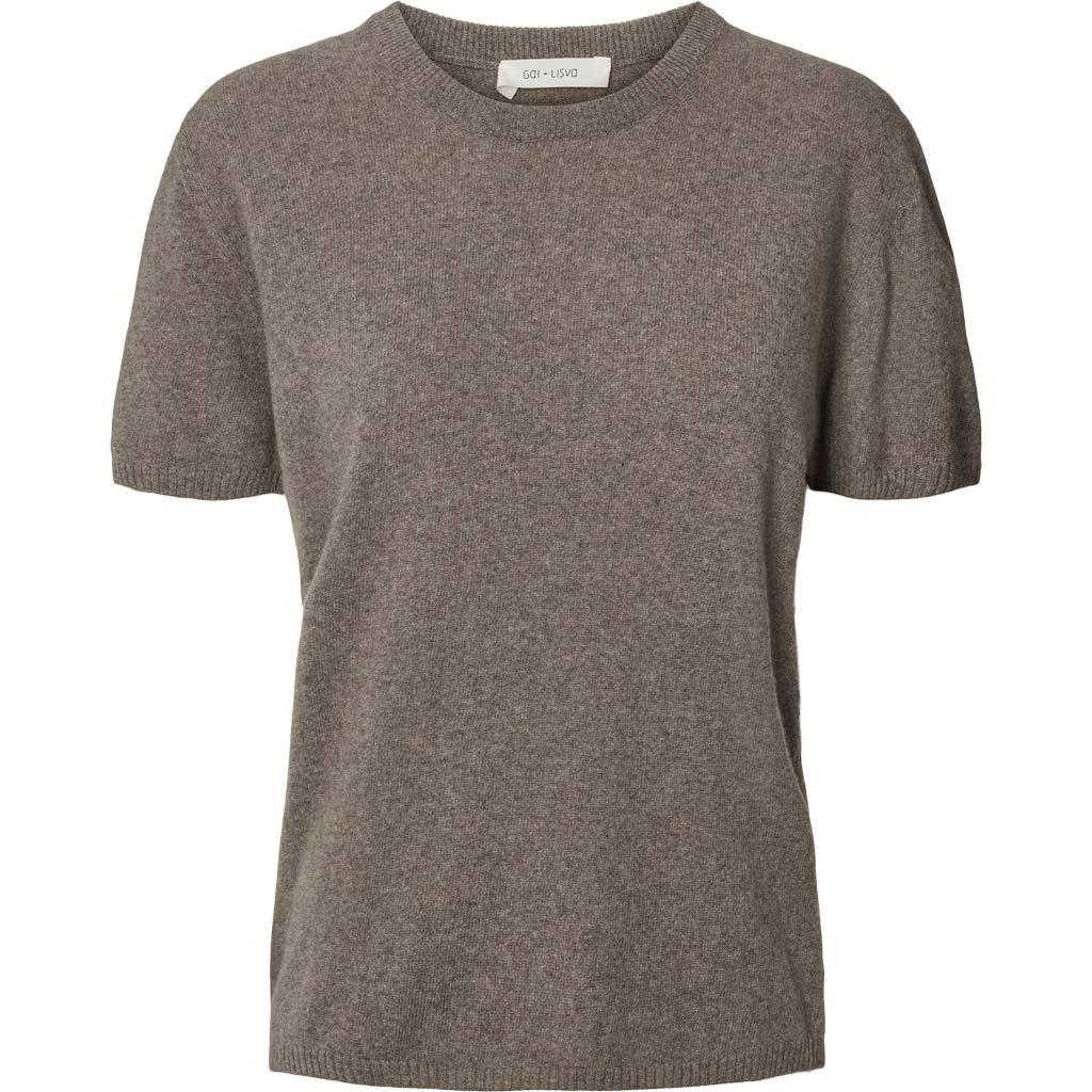 Ellia er en kortærmet t-shirt strik bluse i cashmere. Blusen har rund hals og kortærmede ærmer. T-shirten er et fantastisk basic item, som er brugbart i enhver garderobe. Brug den udenover kjoler eller til et par jeans. Den er i en fin mørkebrun farve