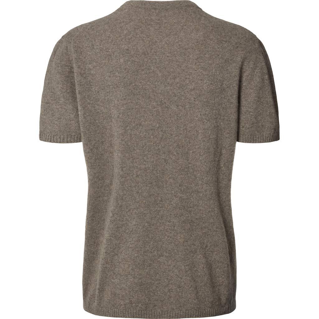 Ellia er en kortærmet t-shirt strik bluse i cashmere. Blusen har rund hals og kortærmede ærmer. T-shirten er et fantastisk basic item, som er brugbart i enhver garderobe. Brug den udenover kjoler eller til et par jeans. Den er i en fin mørkebrun farve