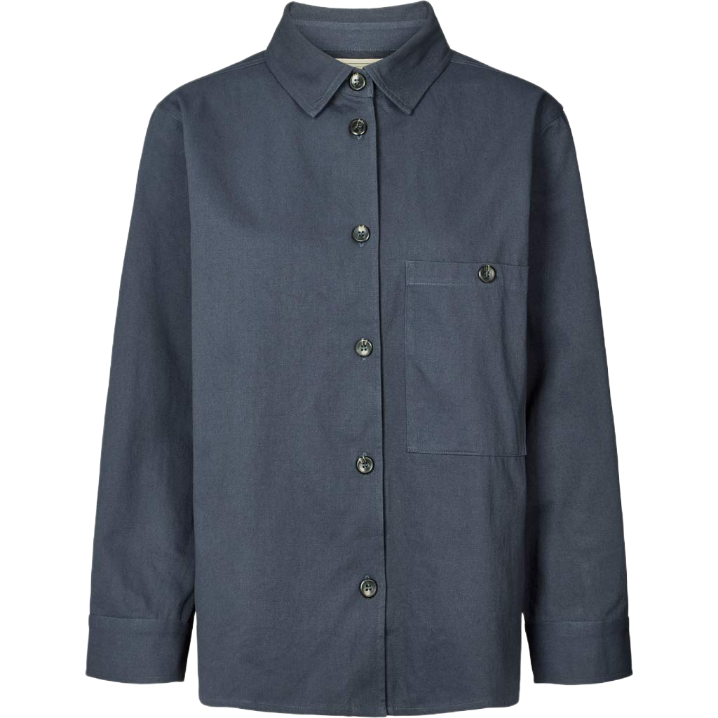 Sussie skjorten er en langærmet skjorte lavet af 100% kraftig økologisk bomuldstwill.