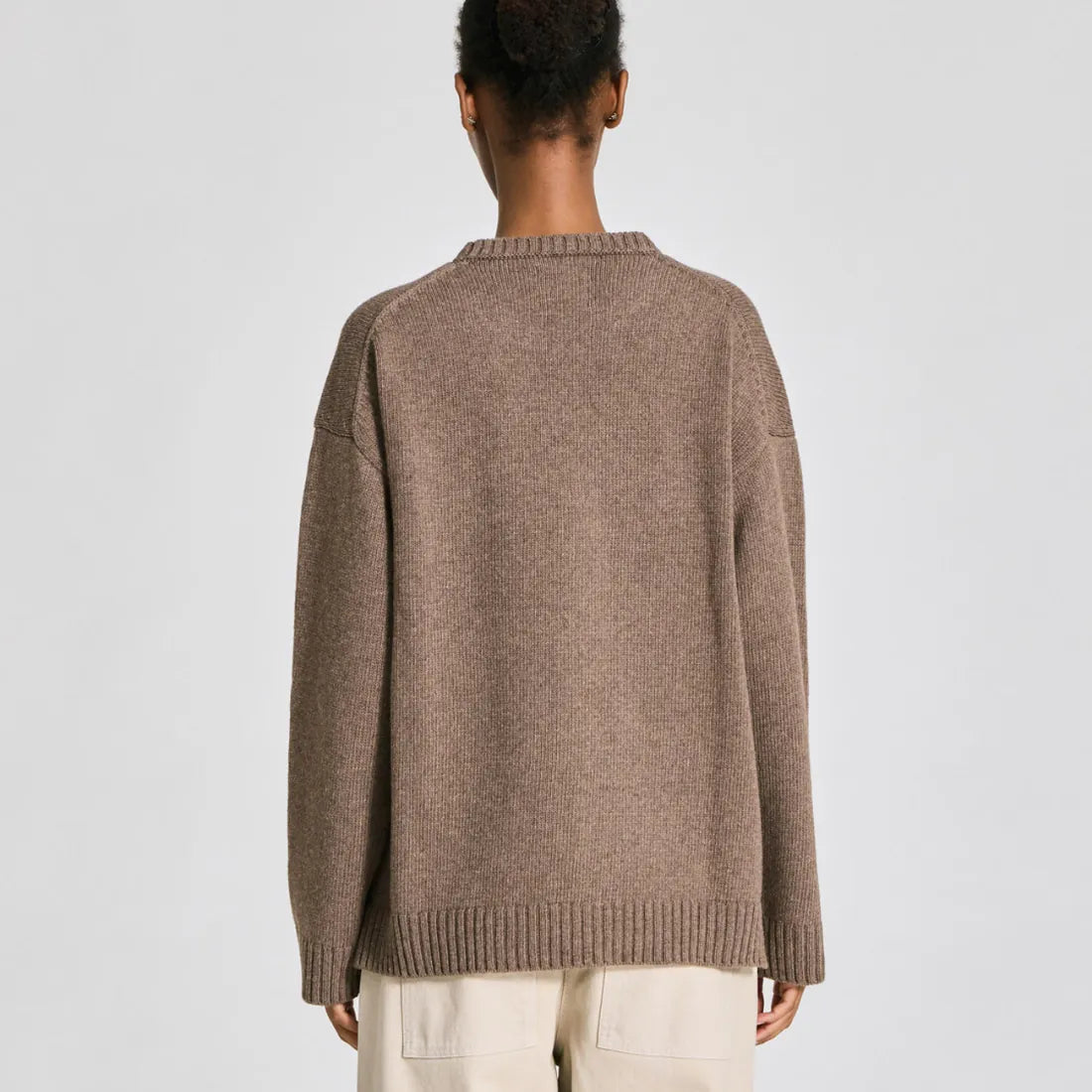 Brun lambswool strik med sænkede skuldre