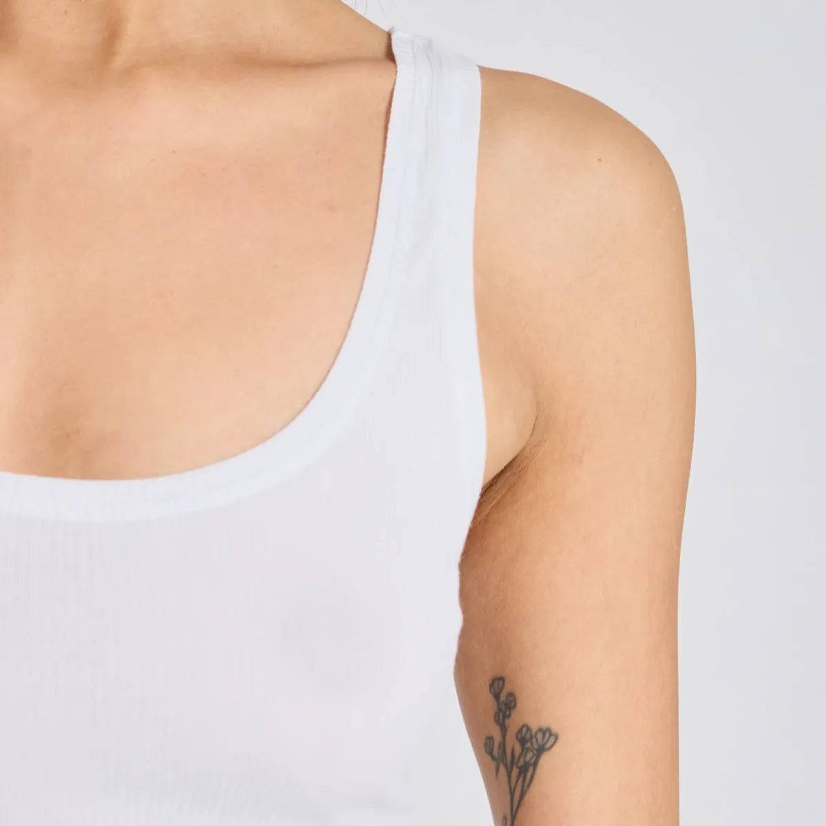 Beate fra Gai+Lisva er en klassisk hvid tanktop.