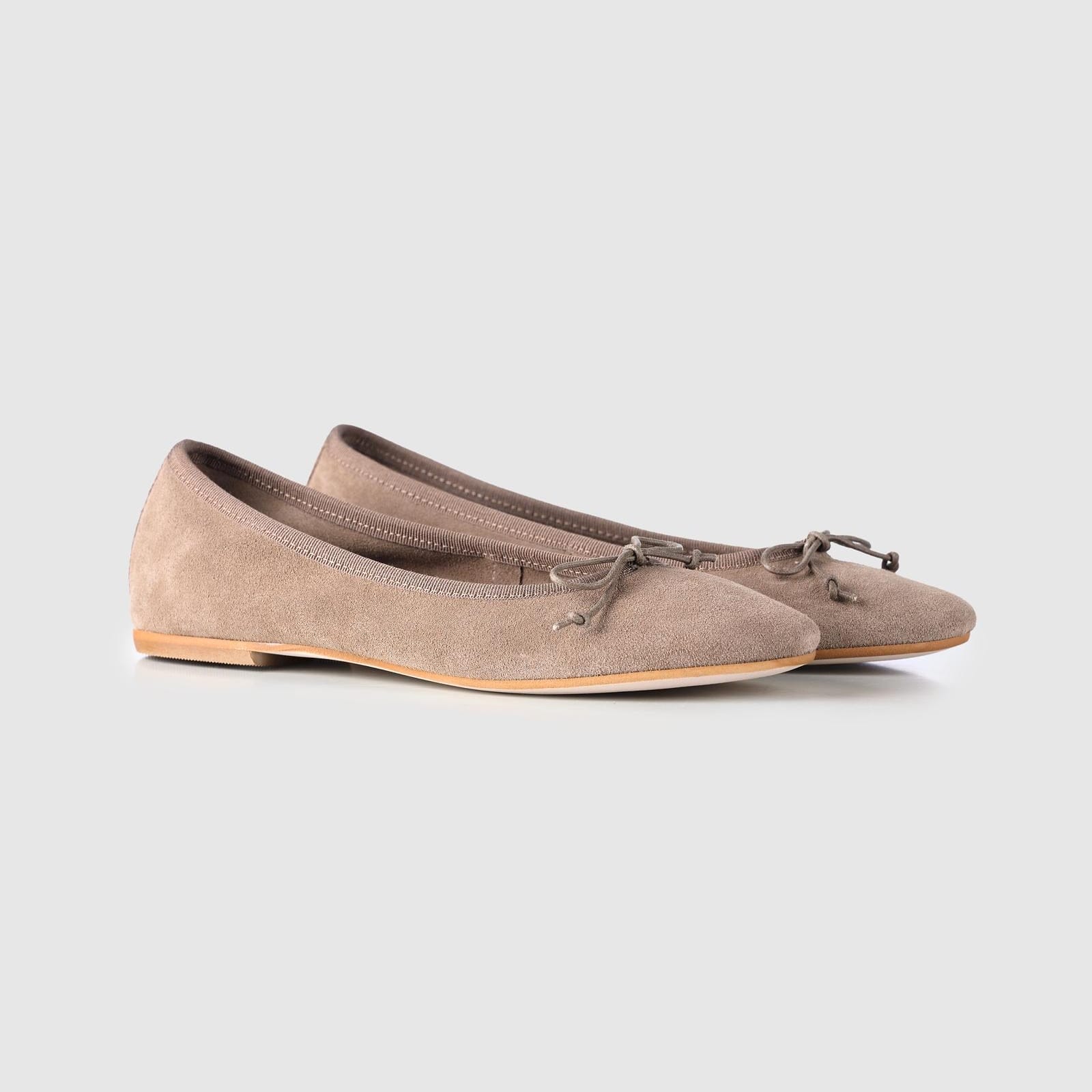 Beige klassiske ballerina sko fra Gai+Lisva i ruskind med en sløjfe for enden