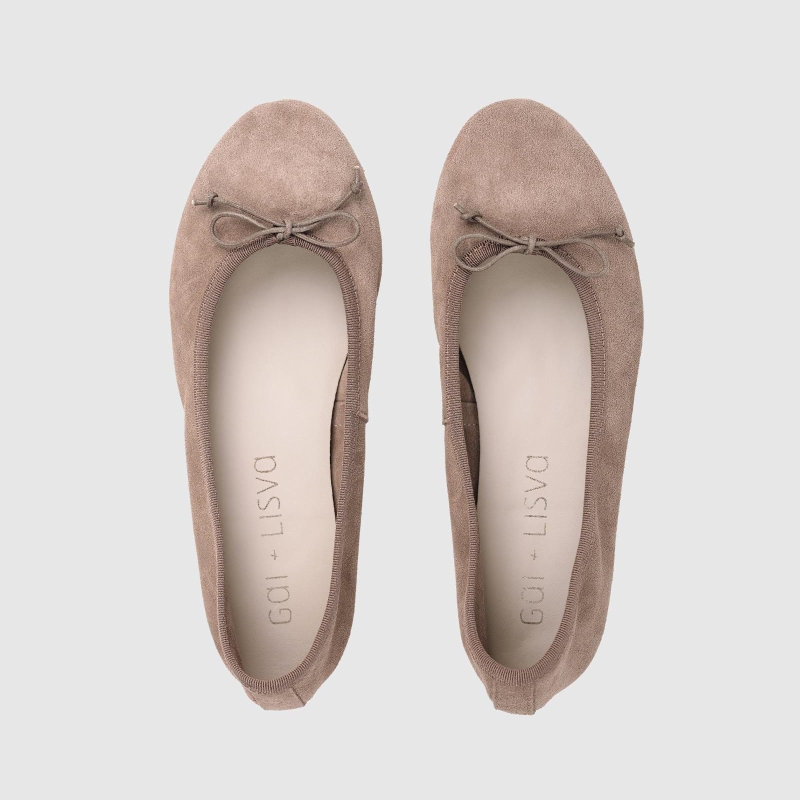 Beige klassiske ballerina sko fra Gai+Lisva i ruskind med en sløjfe for enden