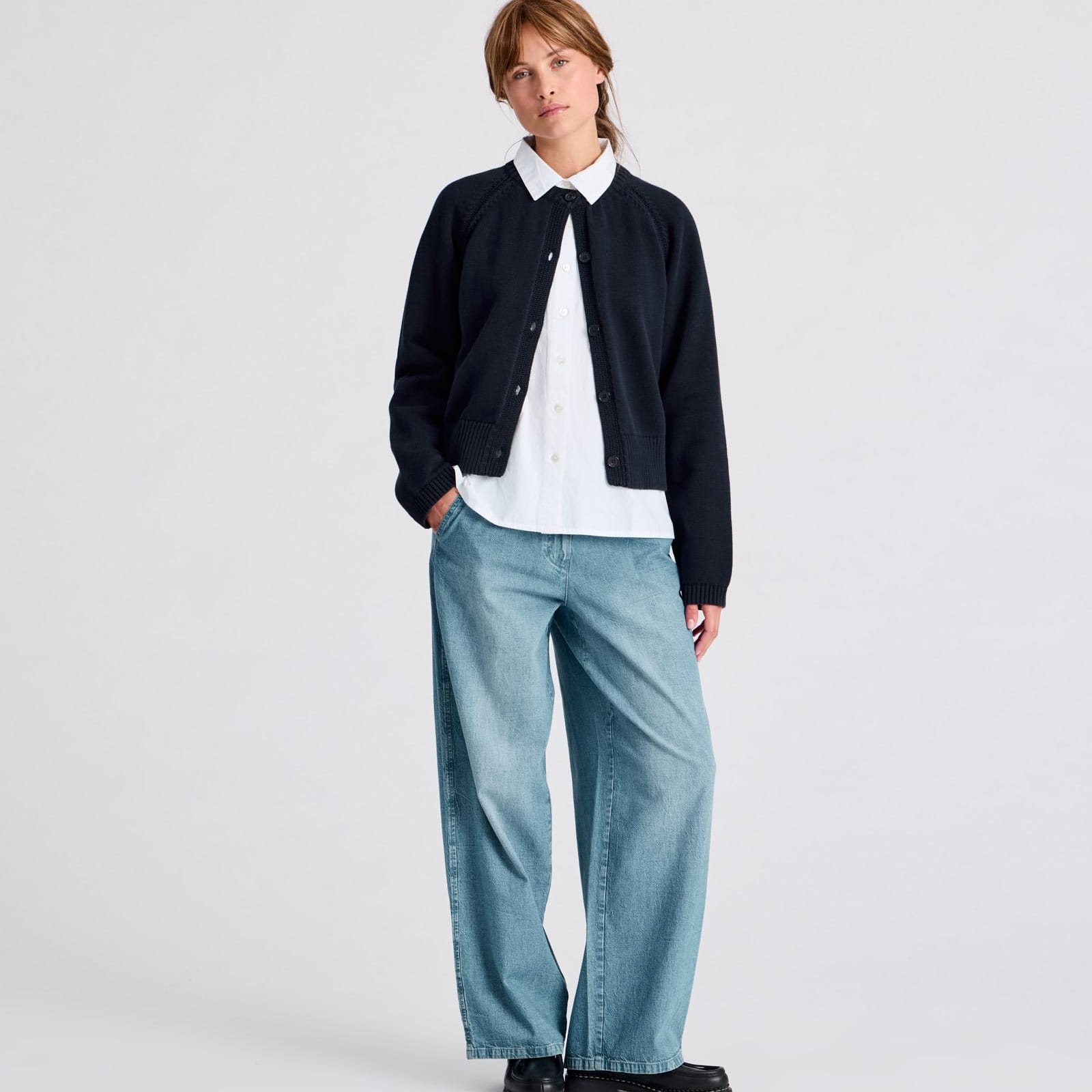 Inge ribstrikket cardigan i 100 % økologisk bomuld med rund hals og hornknapper