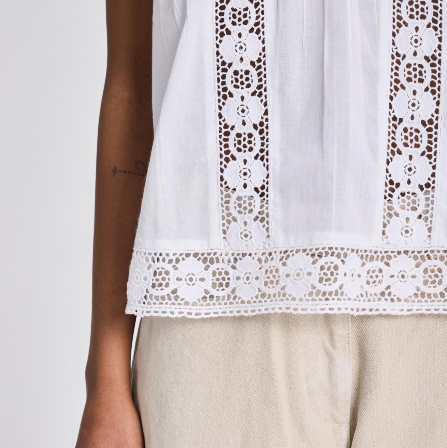 Detaljebillede af Rosita top i let økologisk bomuld med blondedetaljer.