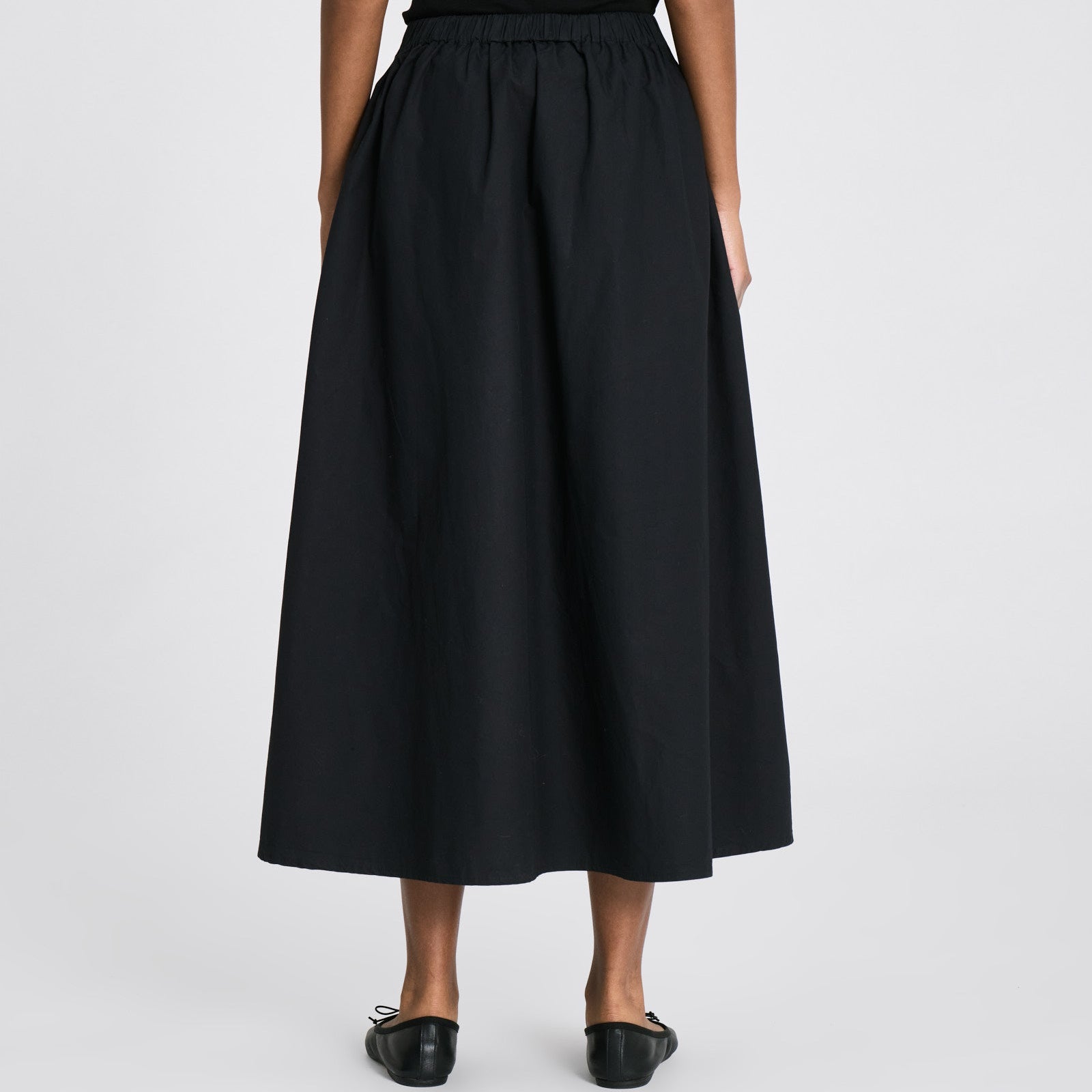Detaljebillede af Alice Skirt i sort 100% økologisk bomuldspoplin.