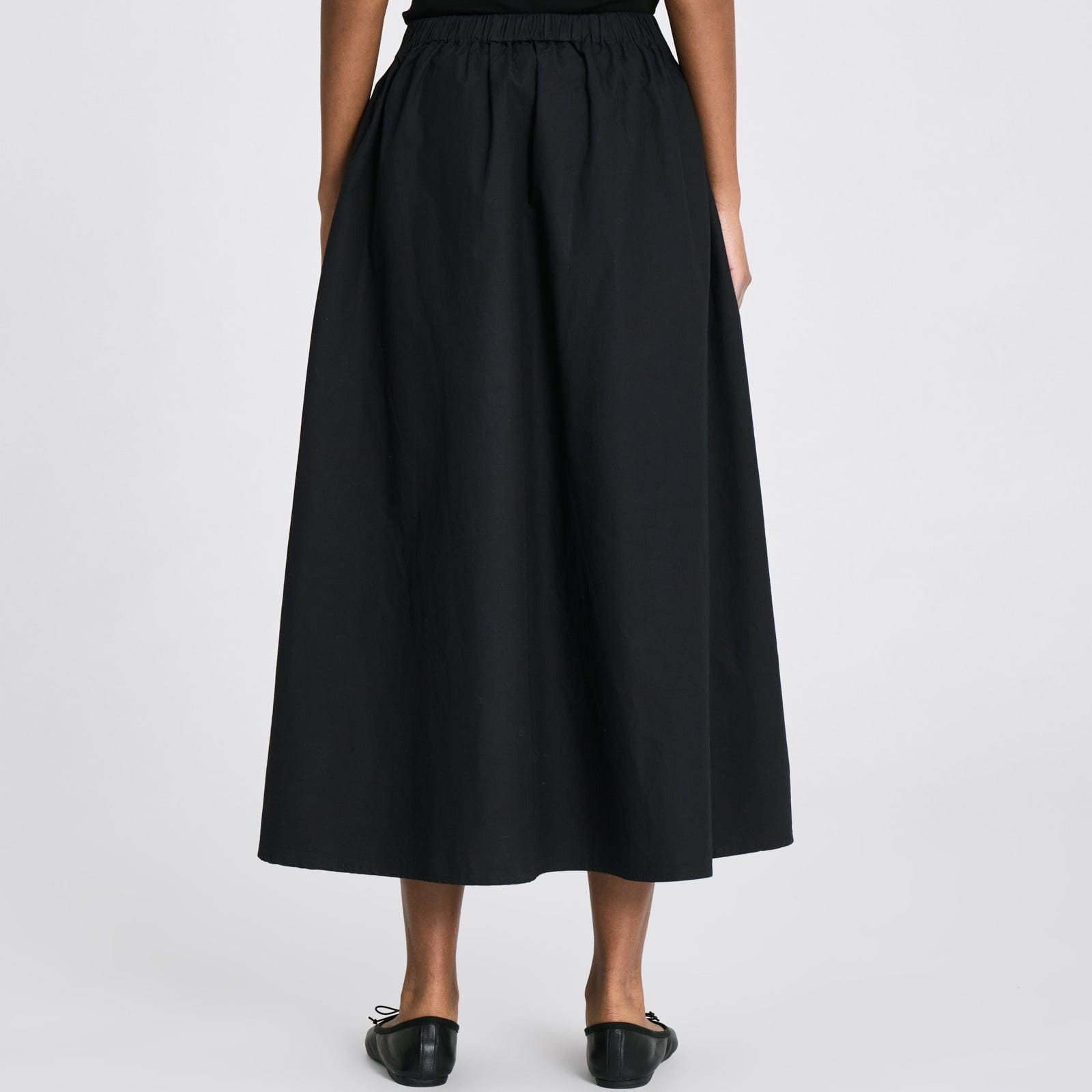 Detaljebillede af Alice Skirt i sort 100% økologisk bomuldspoplin.