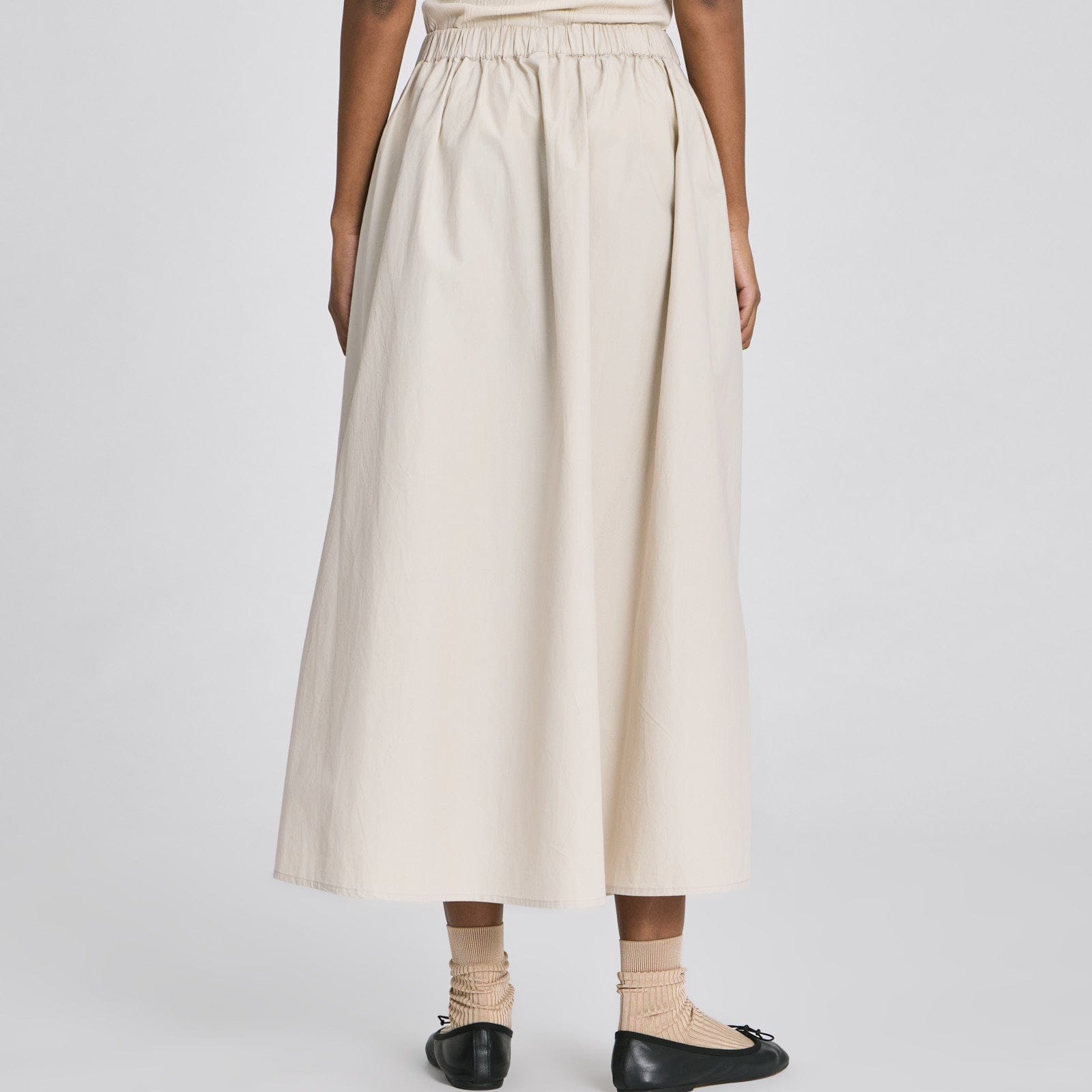 Detaljebillede af Alice Skirt i cremehvid 100% økologisk bomuldspoplin.