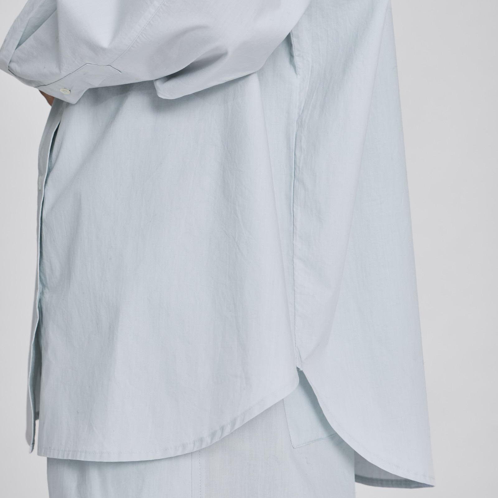 Den lyseblå skjorte fra Gai+Lisva med lidt længere læg bagpå end foran