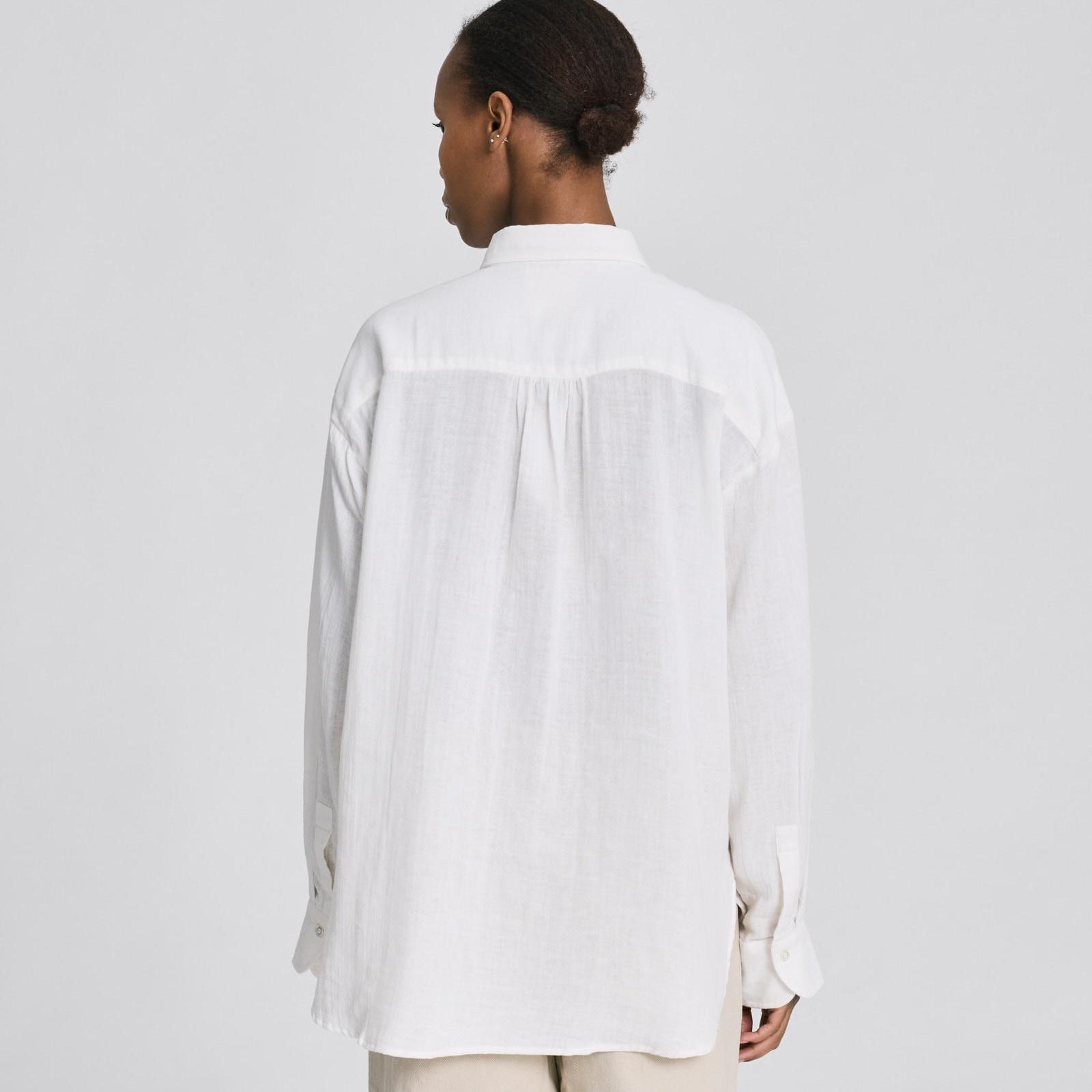 Lusinda GOTS-certificeret skjorte med regulær pasform og bærestykke i ryggen.