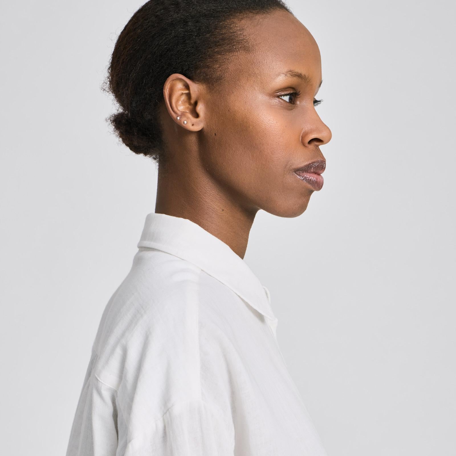 Detaljebillede af Lusinda skjorte i økologisk bomuld med let struktur.