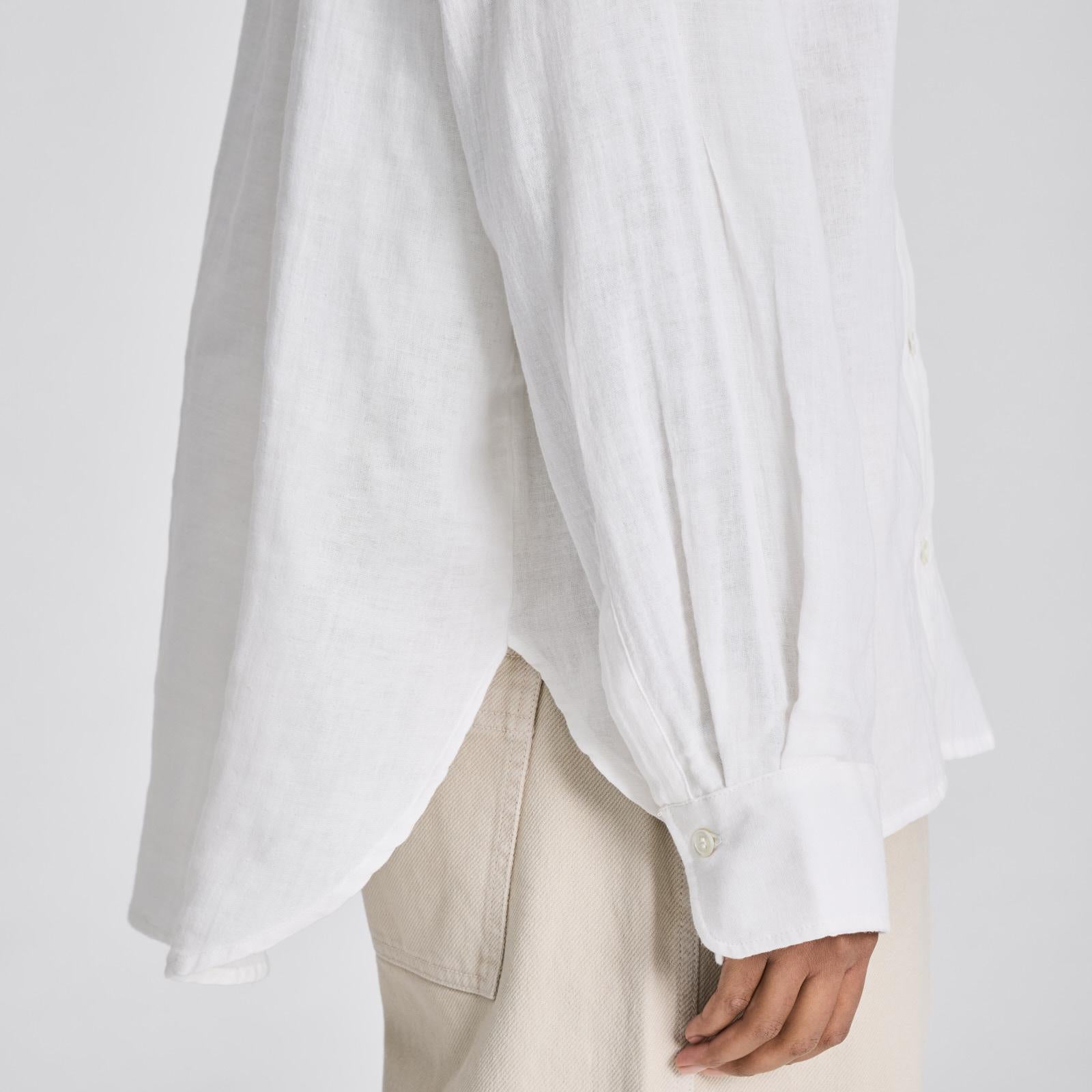 Lusinda skjorte med perlemorsknapper foran og ved manchetterne.