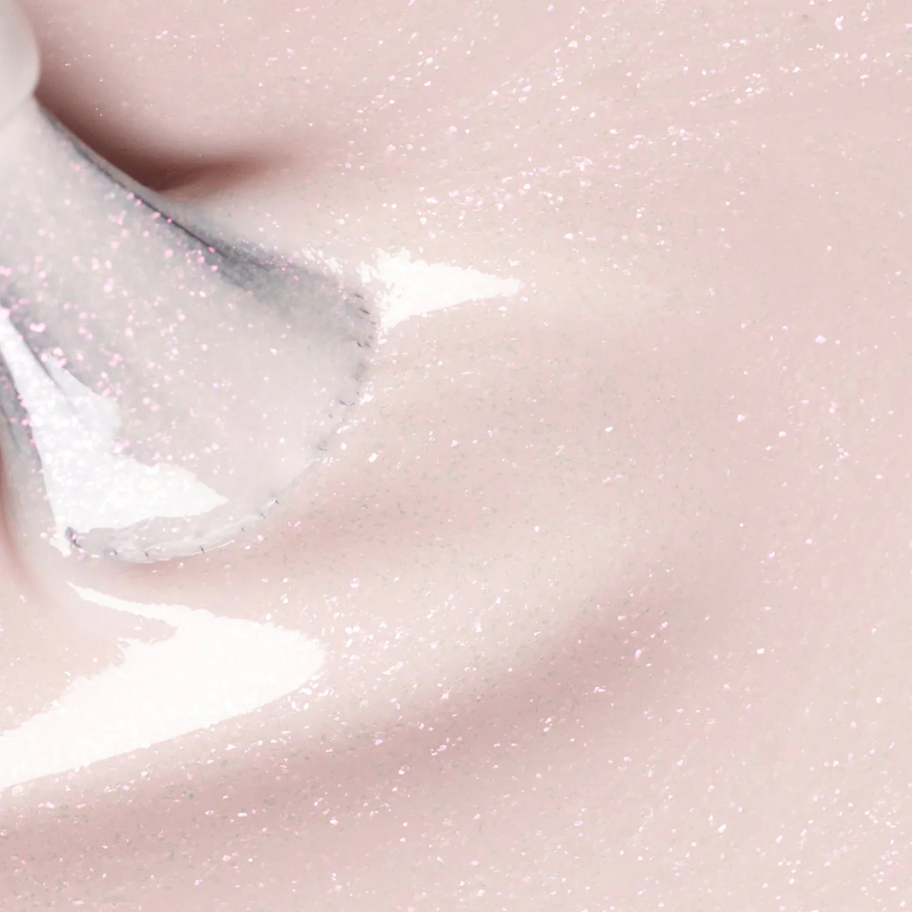 En vegansk neglelak fra Manucurist Paris. Gloss er en hvid farve med pink glimmer i