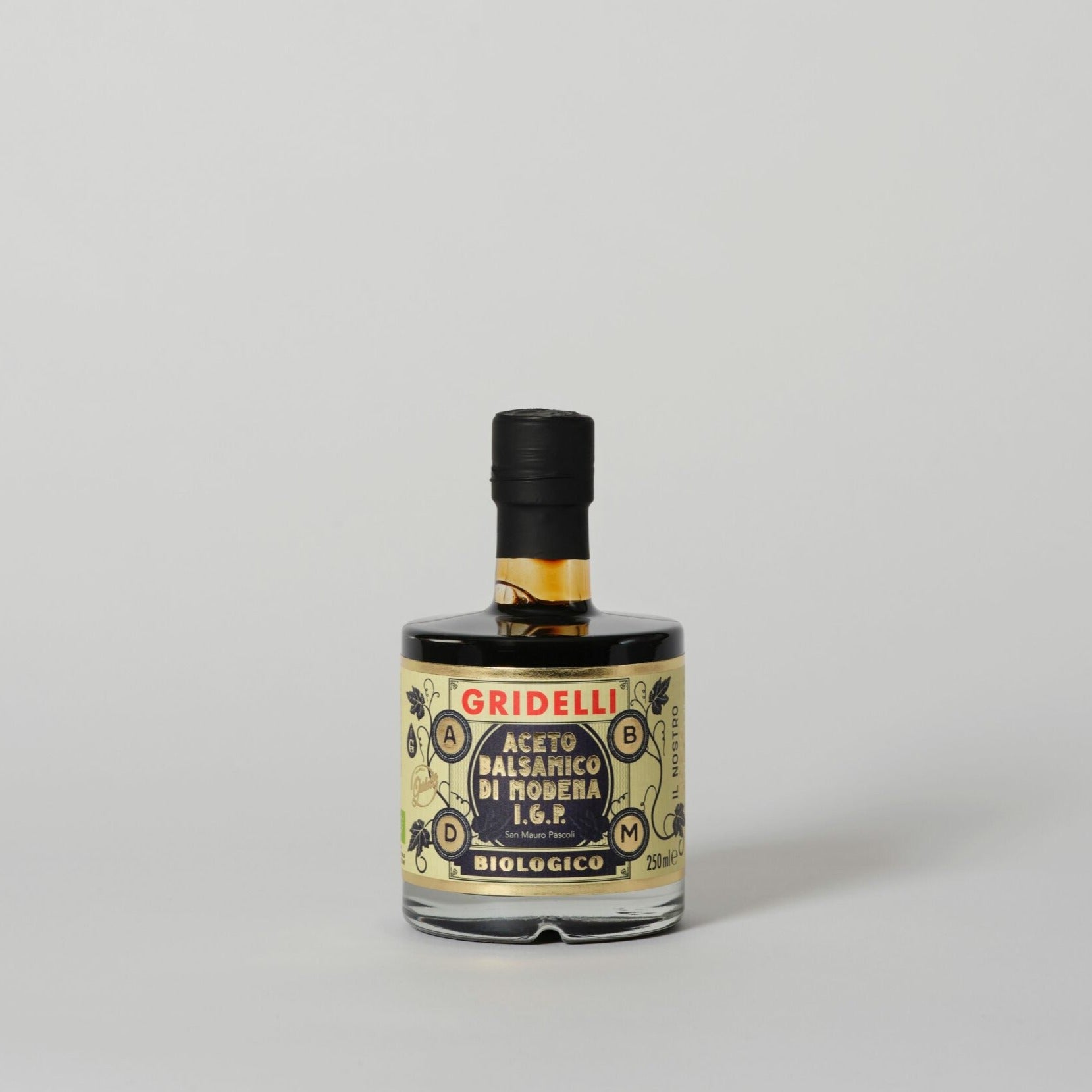 En økologisk IGP-mærket balsamico lavet af solmodne røde druer fra området Emilia-Romagna. Balsamicoen indeholder ikke tilsat sukker, farvestoffer eller andre tilsætningsstoffer.