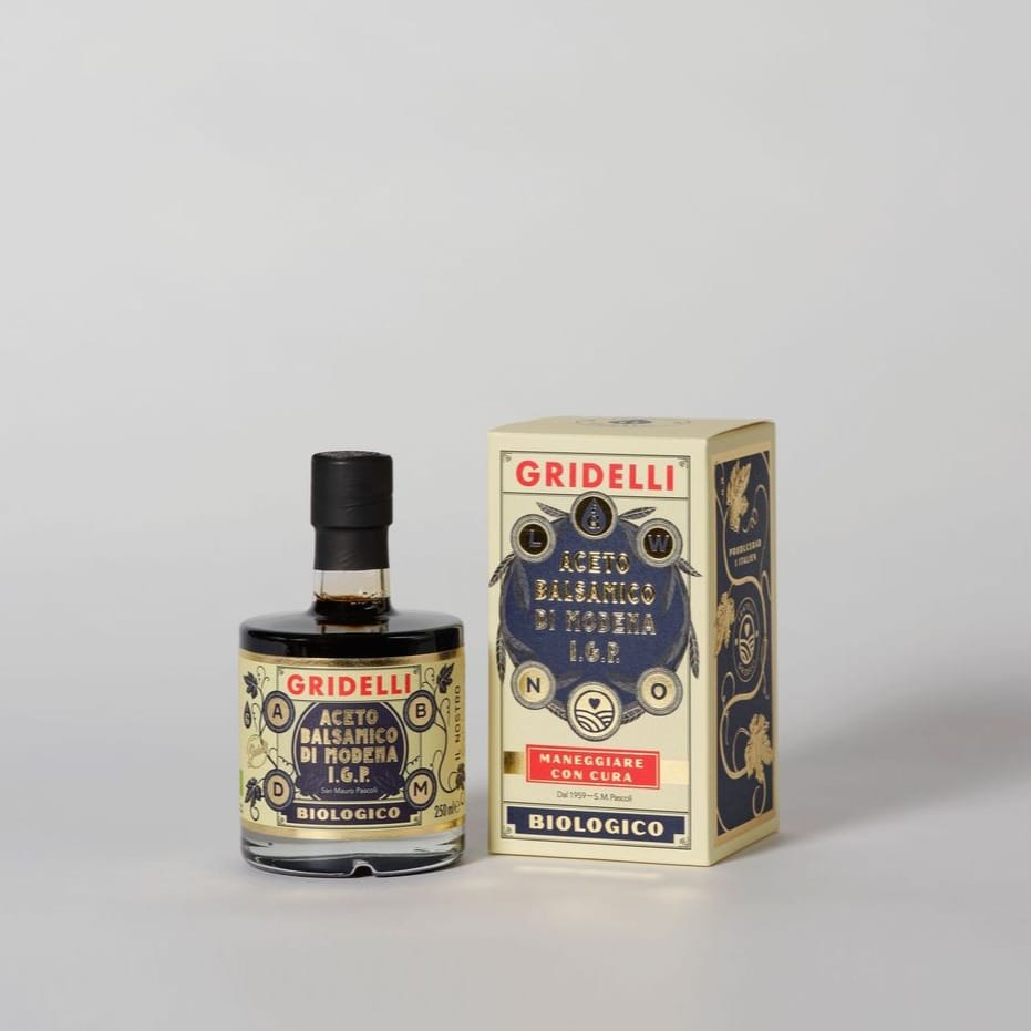En økologisk IGP-mærket balsamico lavet af solmodne røde druer fra området Emilia-Romagna. Balsamicoen indeholder ikke tilsat sukker, farvestoffer eller andre tilsætningsstoffer.