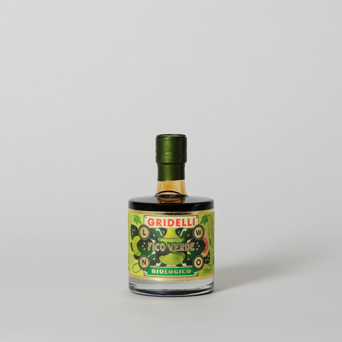 Økologiske druer fra området Emilia-Romagna og smagt til med økologiske grønne figner.  Dryp den over en frisk salat sammen med Gridelli olivenolie. Eller server den sammen med ost - eksempelvis en salat med gedeost eller feta. Den er også fremragende til gløgg, kombineret med blåskimmelost og honningkager.