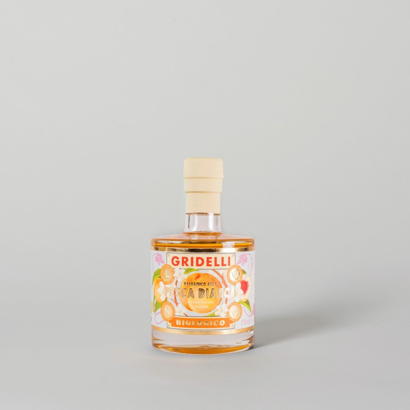 Aceto Balsamico Al Pesca Bianca er en balsamico lavet af økologiske druer og saft af økologiske hvide ferskner.