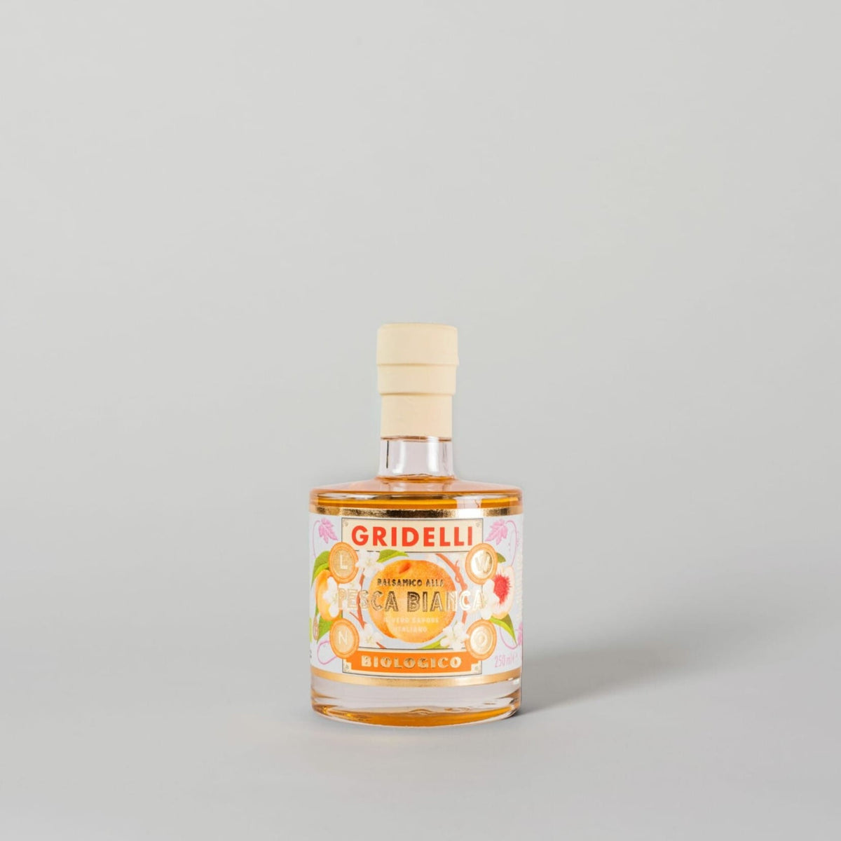 Aceto Balsamico Al Pesca Bianca er en balsamico lavet af økologiske druer og saft af økologiske hvide ferskner.