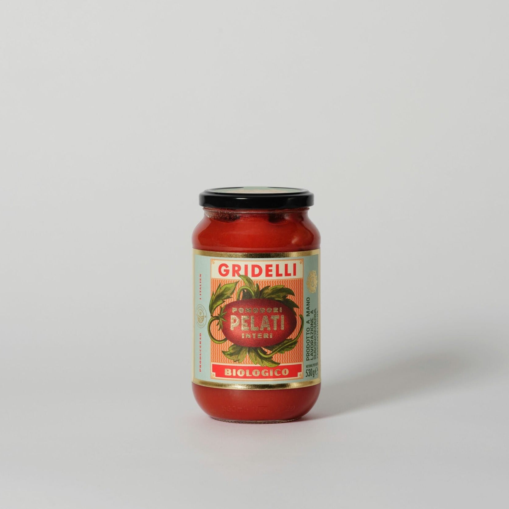 Hele, økologiske flåede tomater af sorten Roma. Roma-tomaten er den mest brugte tomat i det italienske køkken. Tomaterne har en tyk frugtkød, få kerner og et lavt indhold af syre. Smagen er rig og afbalanceret sødme.