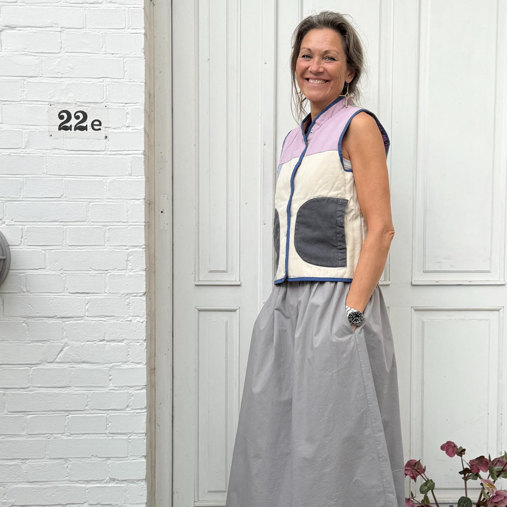 Vest med minimalistisk design og fine kontrastkanter