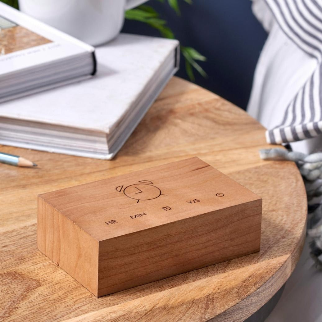 Flip Click Clock fra Gingko Design I kirsebærtræ. Uret har digitalt display og er slukket som her, når der ikke er lyd eller bevægelse i rummet.
