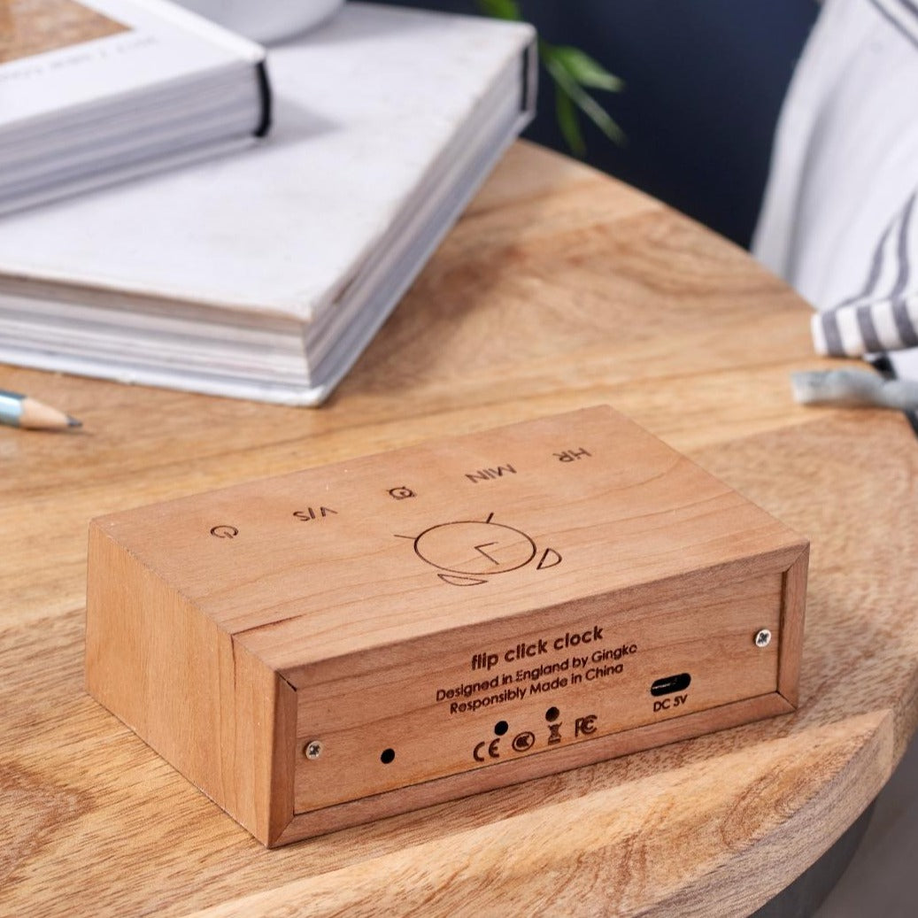 Flip Click Clock fra Gingko Design I kirsebærtræ. Uret ses bagfra, hvor den kan oplades