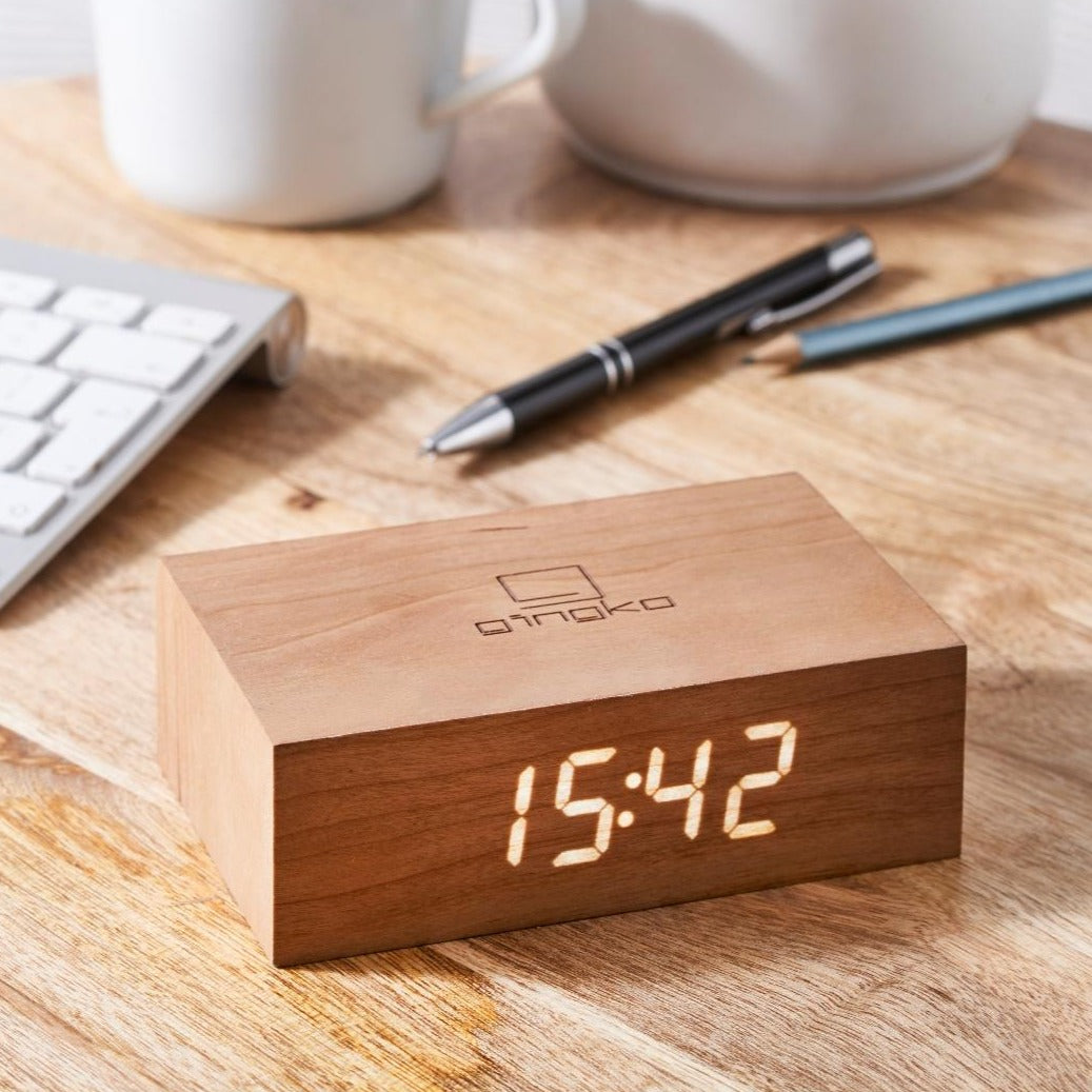 Flip Click Clock fra Gingko Design I kirsebærtræ. Uret har digitalt display