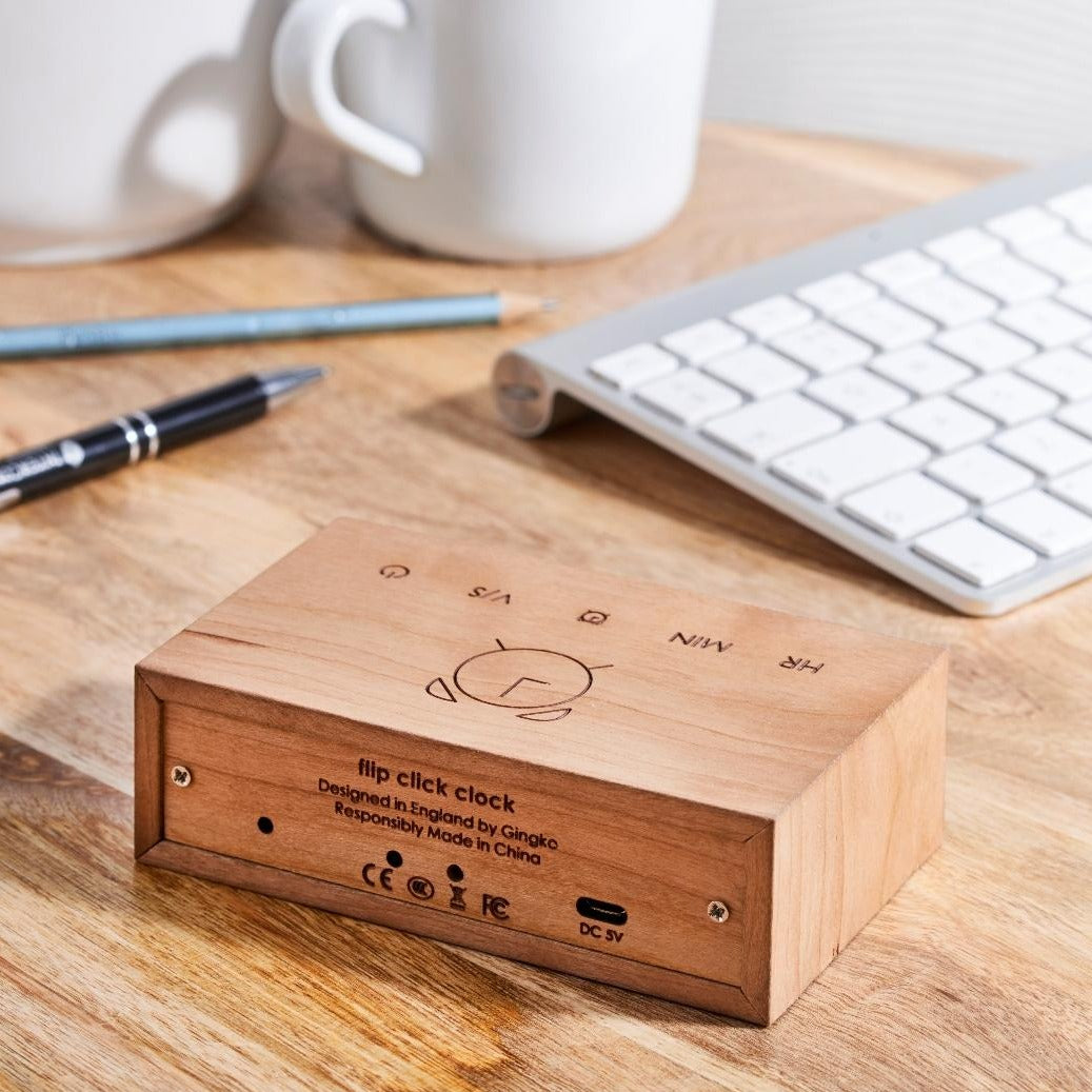 Flip Click Clock fra Gingko Design I kirsebærtræ. Det perfekte ur til soveværelse eller kontor