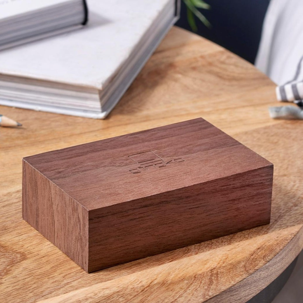 Den fine ur flip click clock i valnød er det perfekte lille firkantet ur, som tændes når du vender den rundt. Brug den som almindelig ur eller som alarm
