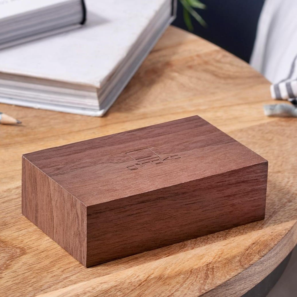 Den fine ur flip click clock i valnød er det perfekte lille firkantet ur, som tændes når du vender den rundt. Brug den som almindelig ur eller som alarm