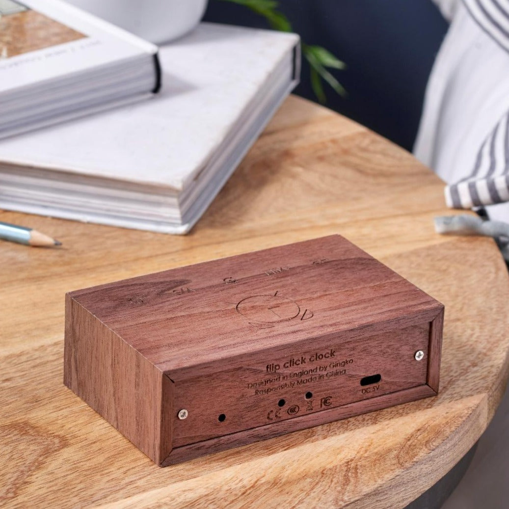 Den fine ur flip click clock i valnød er det perfekte lille firkantet ur, som tændes når du vender den rundt. Brug den som almindelig ur eller som alarm