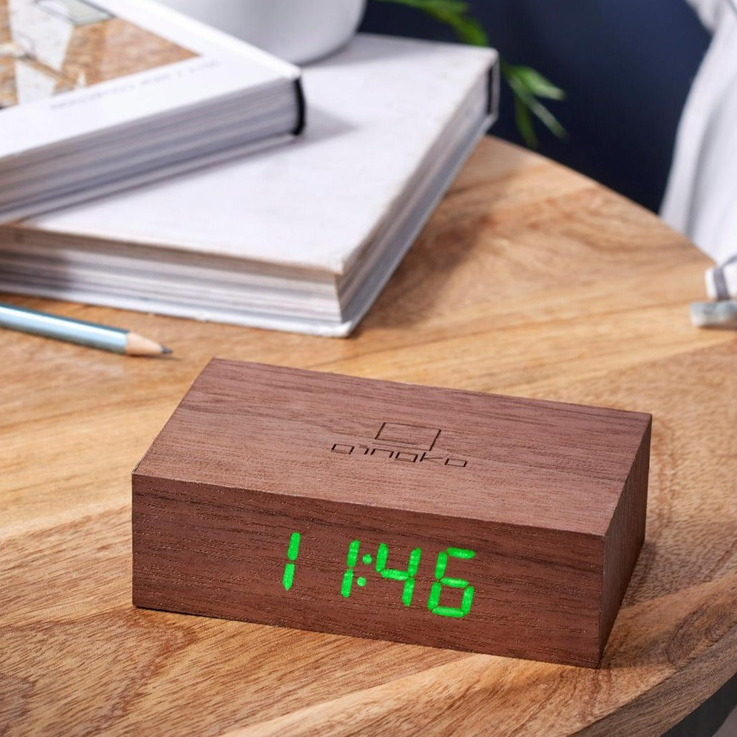 Den fine ur flip click clock i valnød er det perfekte lille firkantet ur, som tændes når du vender den rundt. Brug den som almindelig ur eller som alarm