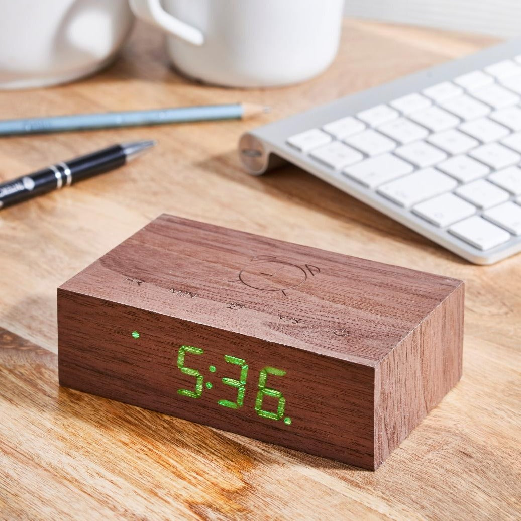 Den fine ur flip click clock i valnød er det perfekte lille firkantet ur, som tændes når du vender den rundt. Brug den som almindelig ur eller som alarm