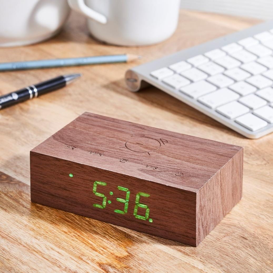 Den fine ur flip click clock i valnød er det perfekte lille firkantet ur, som tændes når du vender den rundt. Brug den som almindelig ur eller som alarm