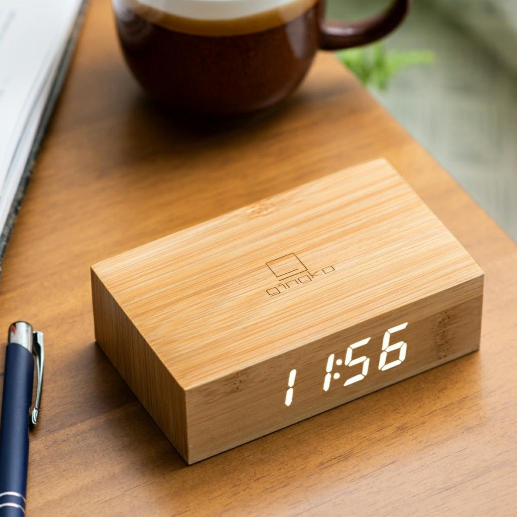 Den fine ur flip click clock i bambus er det perfekte lille firkantet ur, som tændes når du vender den rundt. Brug den som almindelig ur eller som alarm