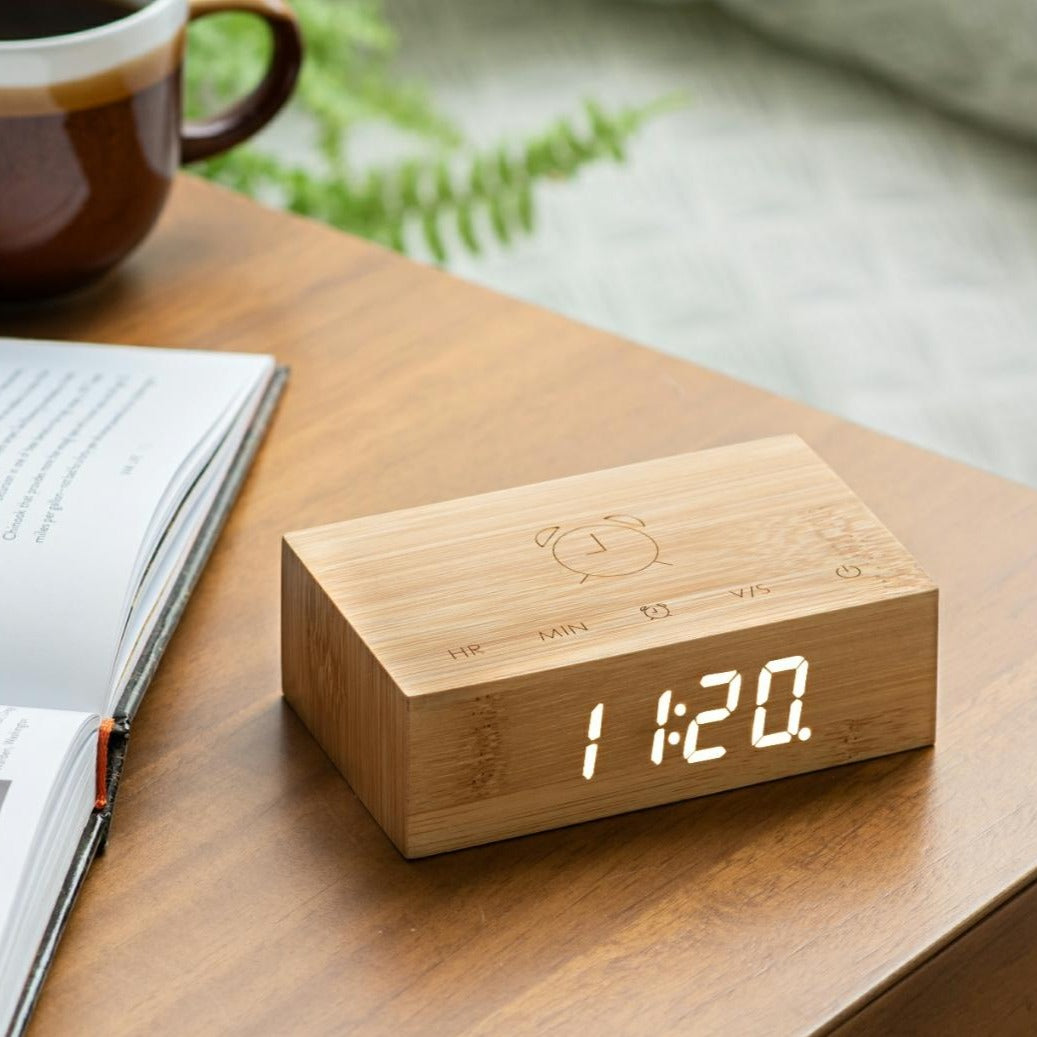 Den fine ur flip click clock i bambus er det perfekte lille firkantet ur, som tændes når du vender den rundt. Brug den som almindelig ur eller som alarm