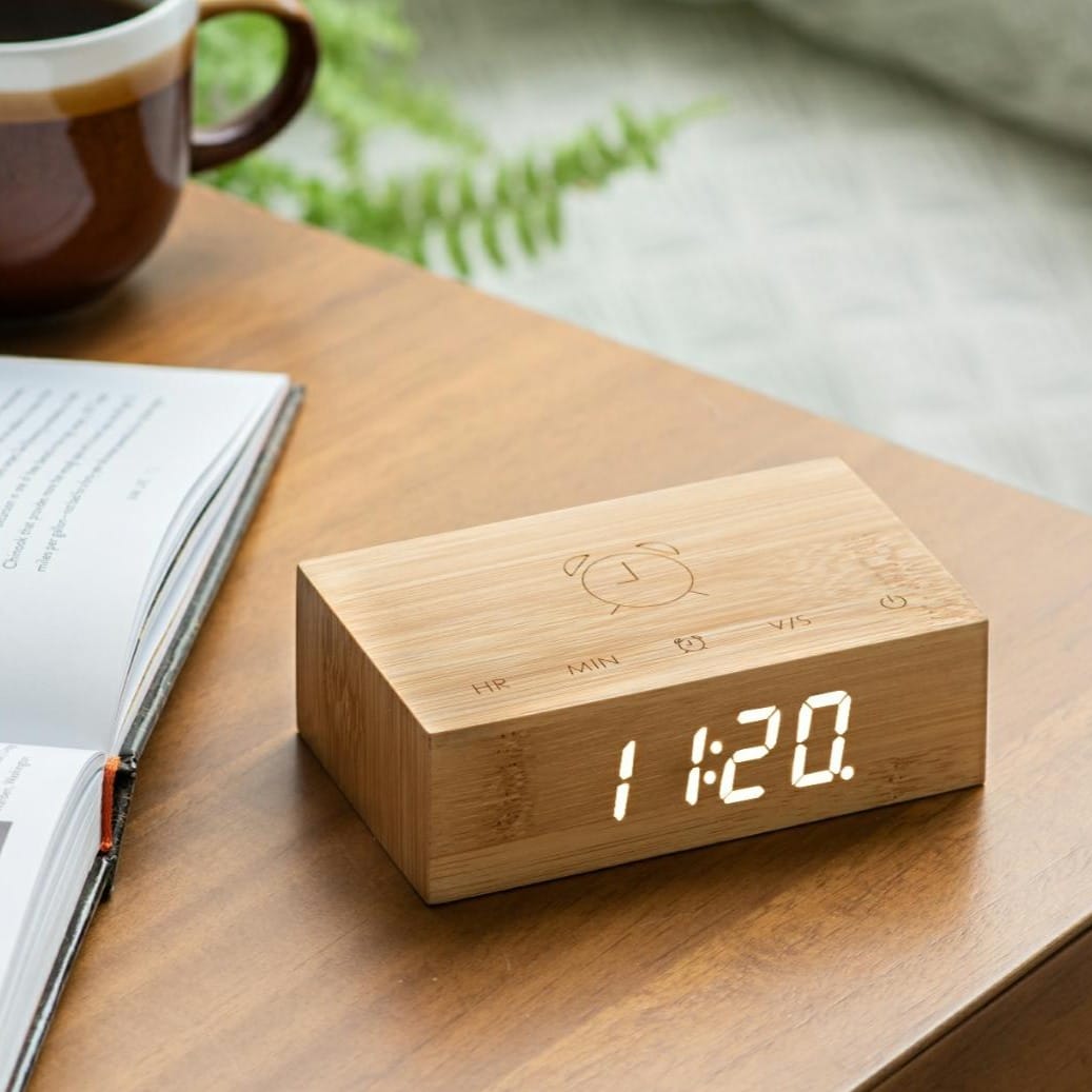 Den fine ur flip click clock i bambus er det perfekte lille firkantet ur, som tændes når du vender den rundt. Brug den som almindelig ur eller som alarm