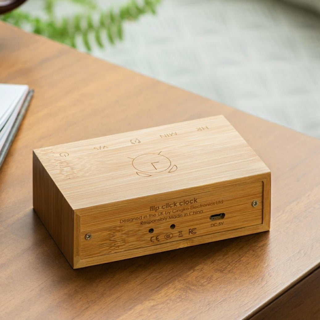 Den fine ur flip click clock i bambus er det perfekte lille firkantet ur, som tændes når du vender den rundt. Brug den som almindelig ur eller som alarm