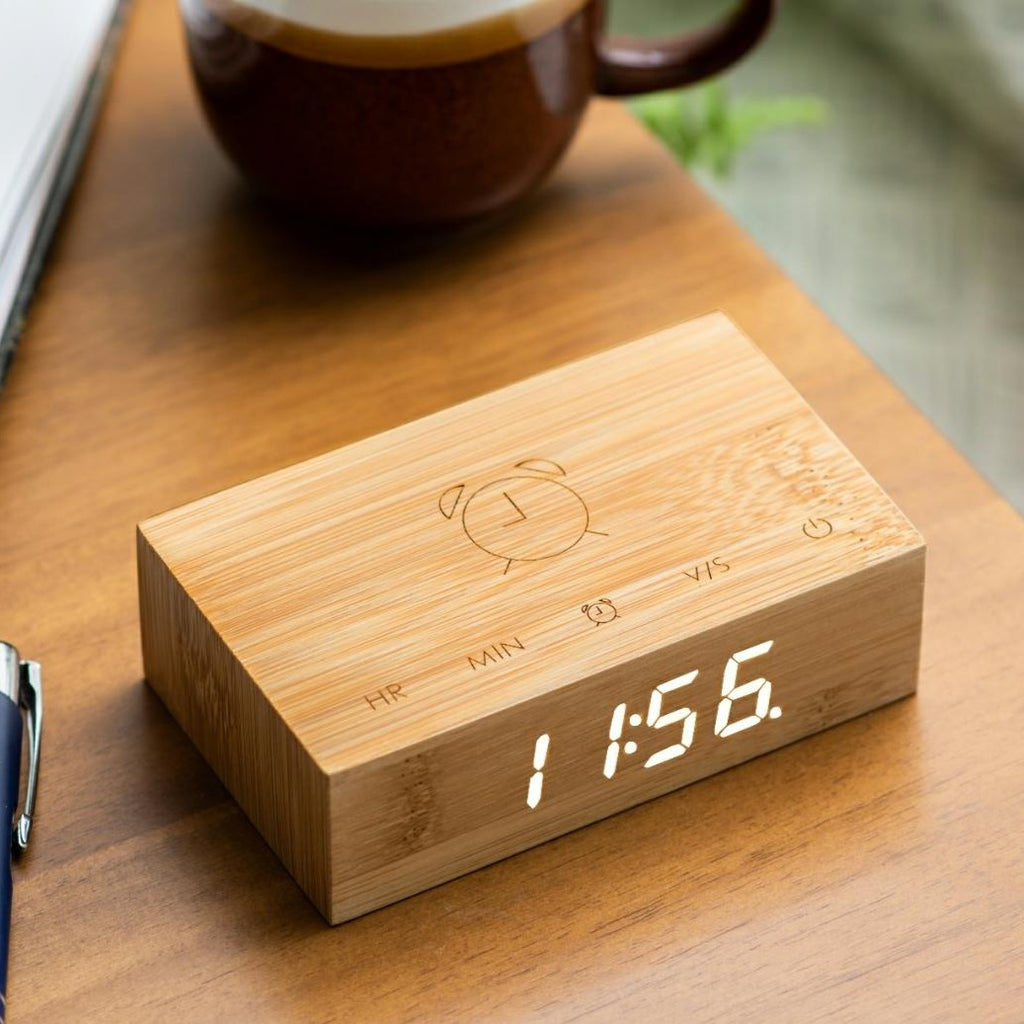 Den fine ur flip click clock i bambus er det perfekte lille firkantet ur, som tændes når du vender den rundt. Brug den som almindelig ur eller som alarm