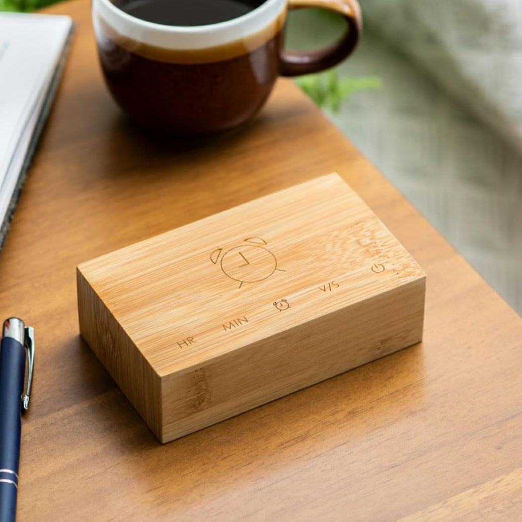 Den fine ur flip click clock i bambus er det perfekte lille firkantet ur, som tændes når du vender den rundt. Brug den som almindelig ur eller som alarm